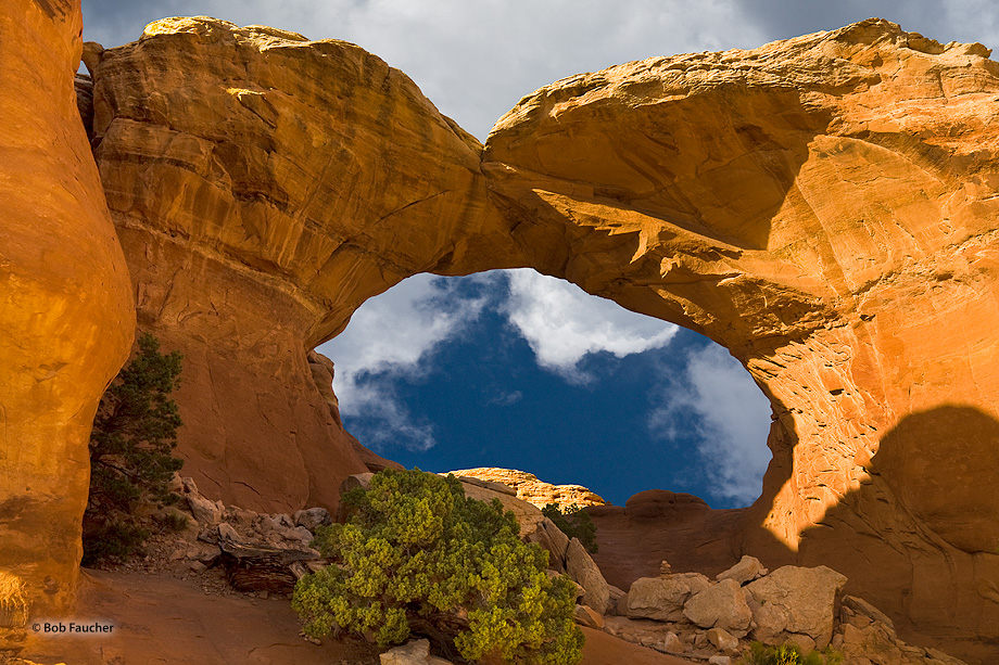 The approach to Broken Arch from the Sandstone fins to the SW is accross a broad flat plain leading to this impressive opening...