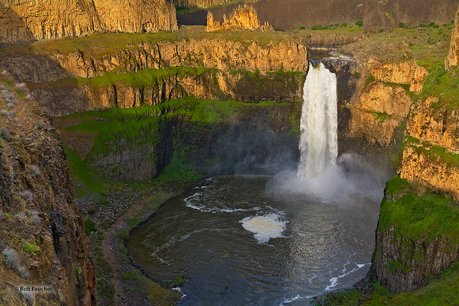 The Palouse Falls lies on the Palouse River, about 4 mi (6 km) upstream of the confluence with the Snake River in southeast Washington...